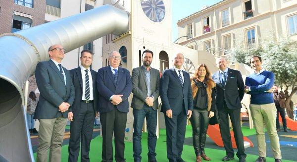 Málaga equipa el centro con un nuevo parque infantil con inspiración cofrade