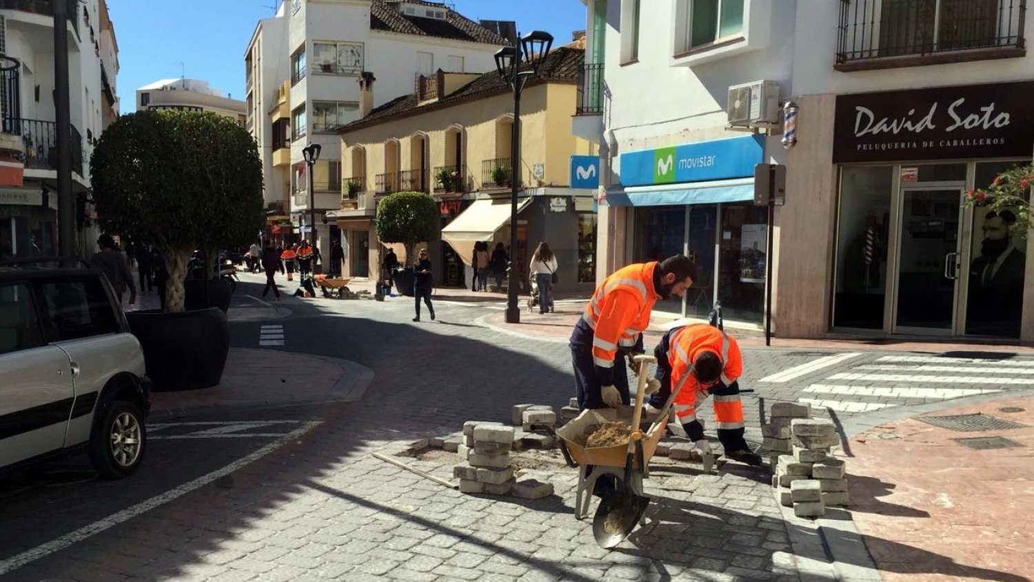 Estepona realiza un centenar de actuaciones de mejora en los recorridos procesionales