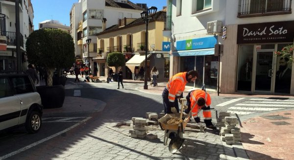Estepona realiza un centenar de actuaciones de mejora en los recorridos procesionales