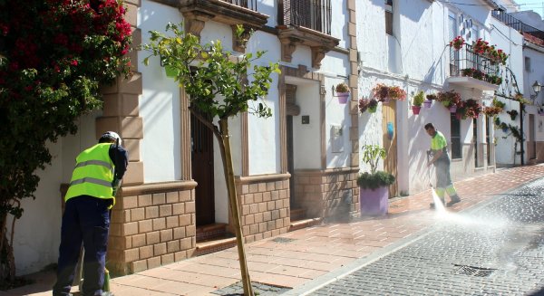 Estepona activa un plan especial de limpieza para Semana Santa