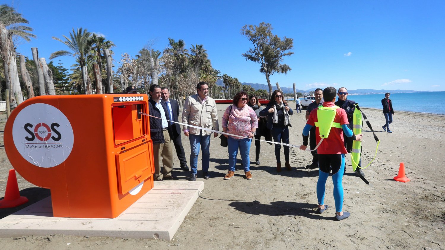 Marbella apuesta por dotar de más seguridad a las playas con la instalación de puntos naranjas de salvamento