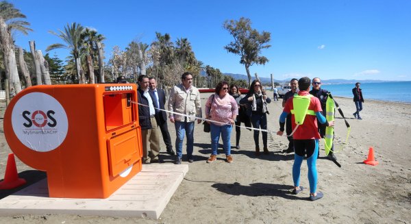 Marbella apuesta por dotar de más seguridad a las playas con la instalación de puntos naranjas de salvamento