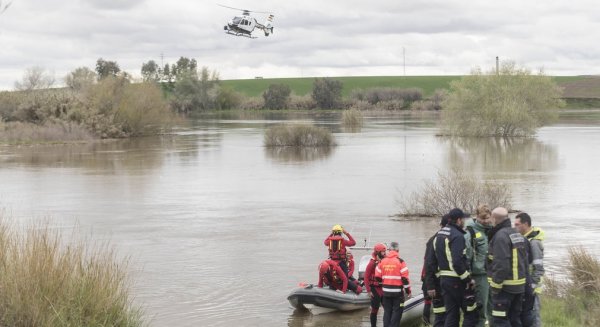 Buscan a un guardia civil malagueño arrastrado por el agua en Sevilla tras un rescate