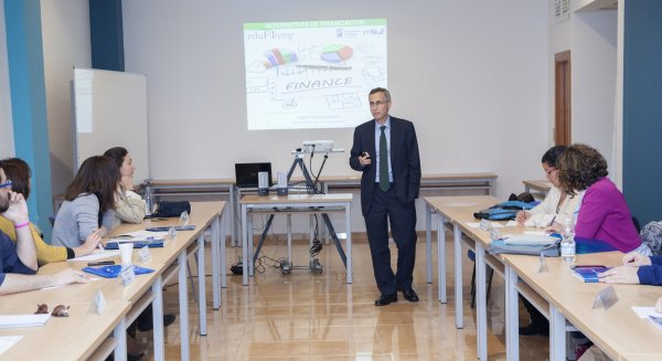 Unicaja traslada a emprendedores de Málaga alternativas de financiación para las empresas