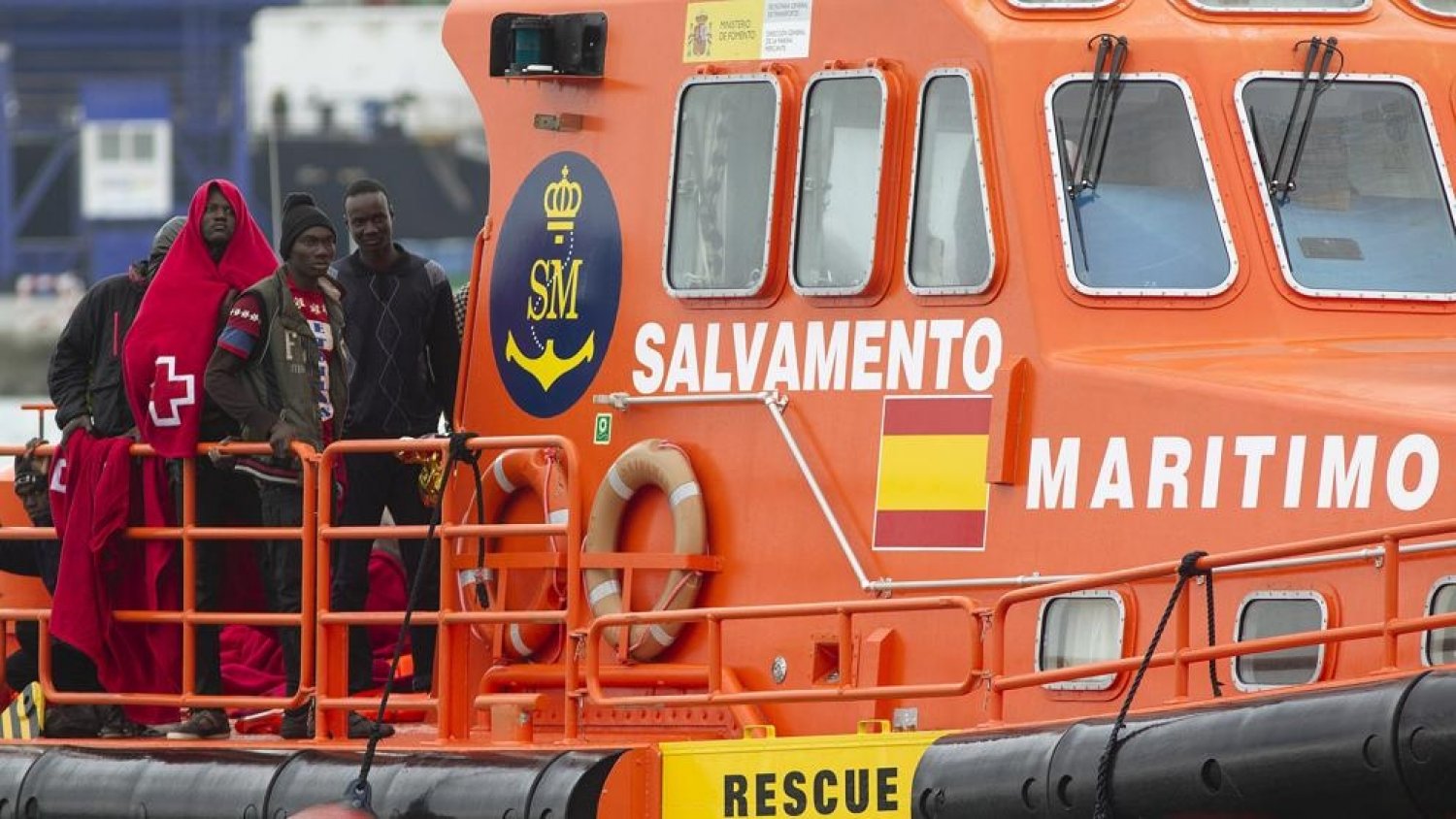 Llegan a Málaga 49 inmigrantes rescatados de una patera