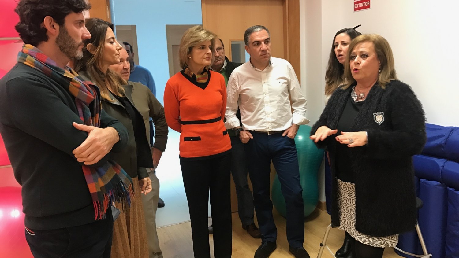 Bendodo ensalza la labor del centro de día Adolfo Suárez de Fuengirola con los enfermos de Alzheimer