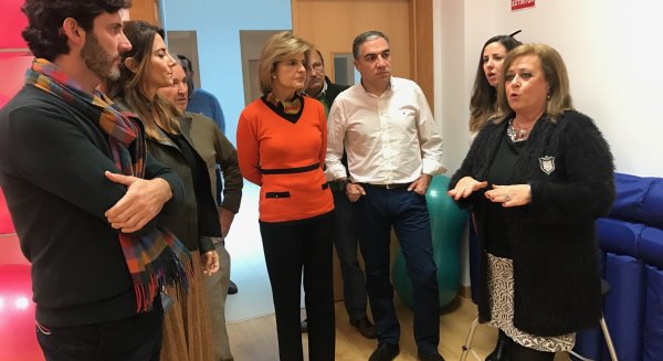Bendodo ensalza la labor del centro de día Adolfo Suárez de Fuengirola con los enfermos de Alzheimer