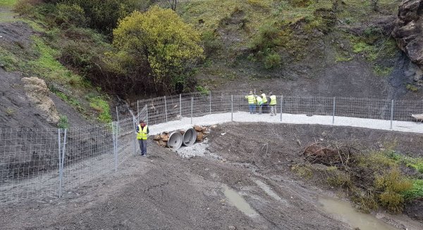 La Diputación comienza las actuaciones para paliar el corte de la carretera de Salares a Árchez