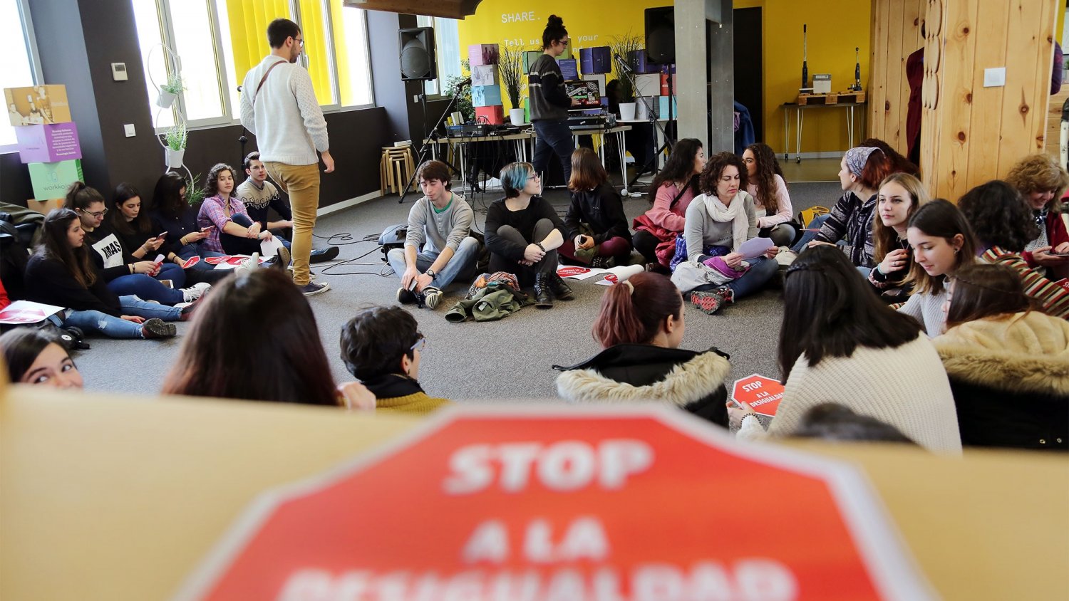 La UMA se concentra en Teatinos en apoyo a la huelga internacional de mujeres