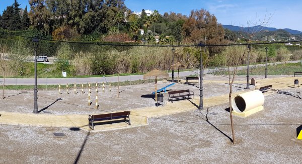 Estepona crea un parque canino de 5.000 metros cuadrados en la zona de La Cala