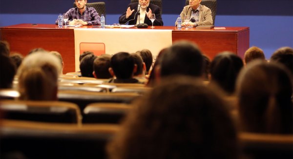 Julio Anguita diserta sobre la globalización en una charla organizada por 'Estudiantes por una economía crítica'
