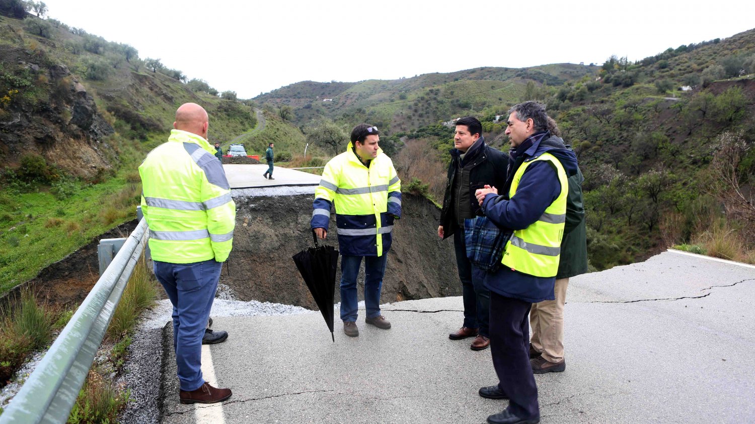 La Diputación estudia soluciones al hundimiento de un tramo de la carretera entre Salares y Árchez