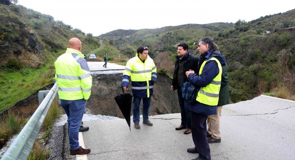 La Diputación estudia soluciones al hundimiento de un tramo de la carretera entre Salares y Árchez