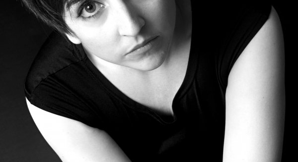 El ciclo 'Tecleando el misterio. Jazz y poesía bajo las estrellas' llega a Macharaviaya con la poeta Erika Martínez