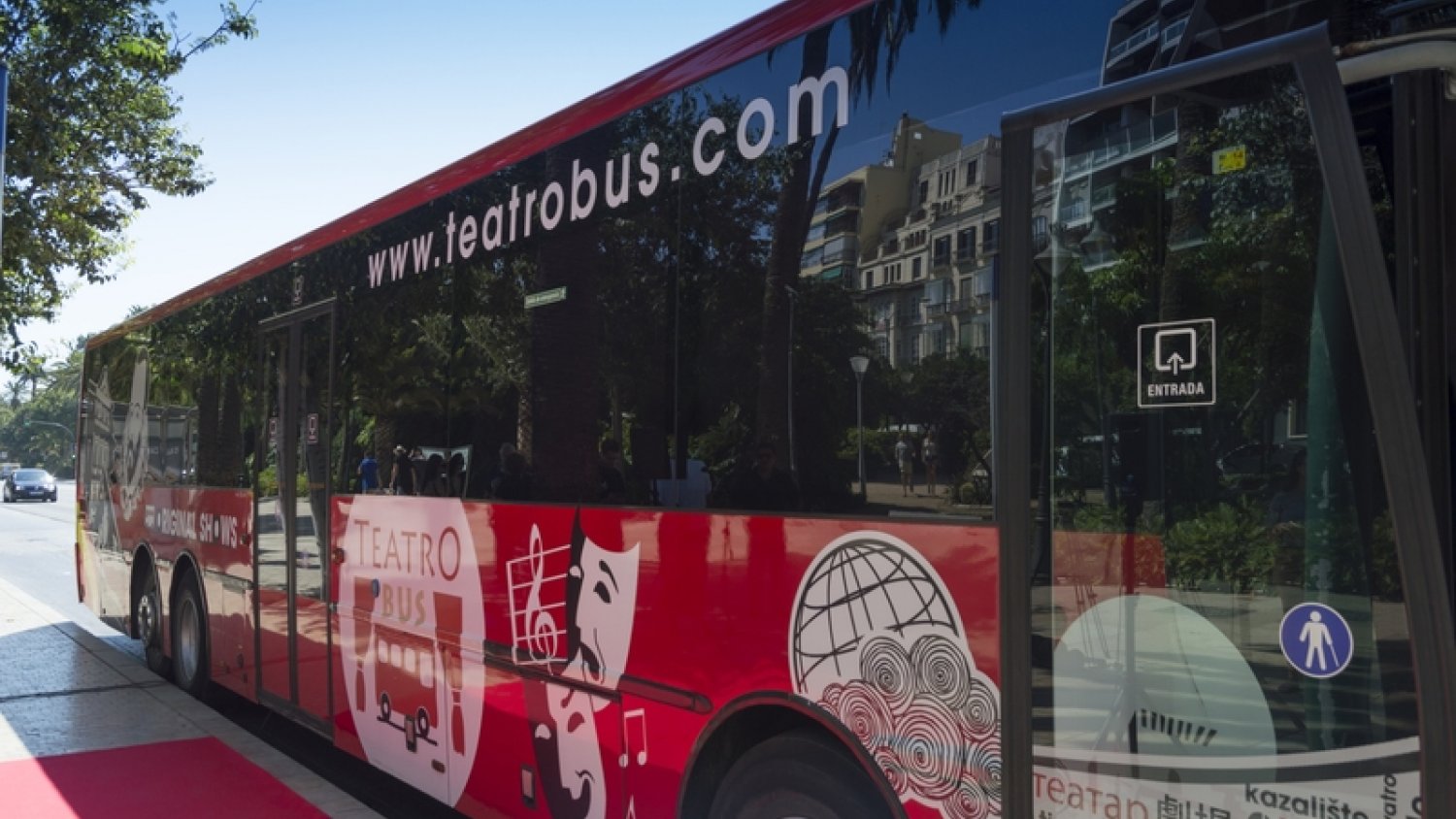El 'Teatro Bus' lleva la cultura a todos los rincones de la provincia malagueña