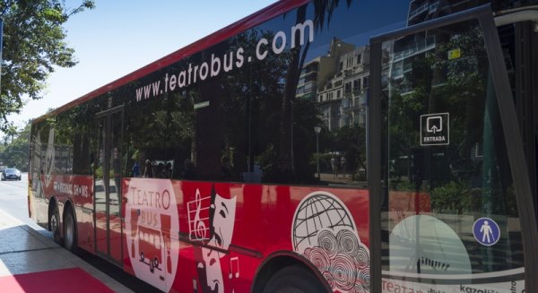 El 'Teatro Bus' lleva la cultura a todos los rincones de la provincia malagueña