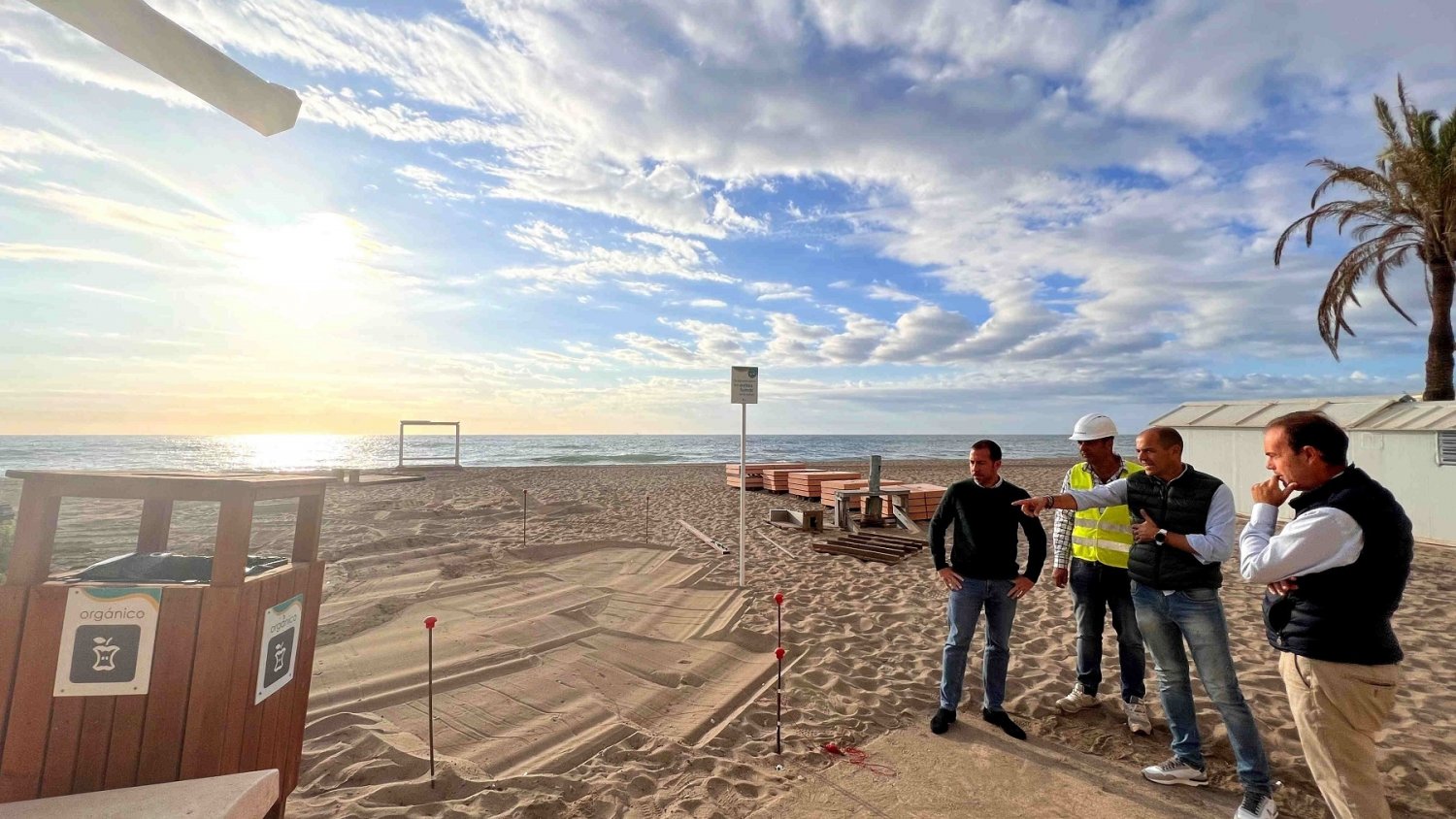 Fuengirola continúa con la mejora de accesibilidad en las playas de Carvajal y parte de El Castillo