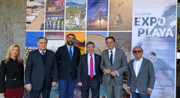 Fernández valora el esfuerzo de los empresarios del segmento de 'sol y playa'