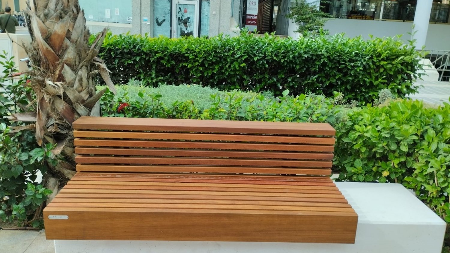 Torremolinos renueva 40 bancos públicos en Plaza Costa del Sol y Avenida Palma de Mallorca