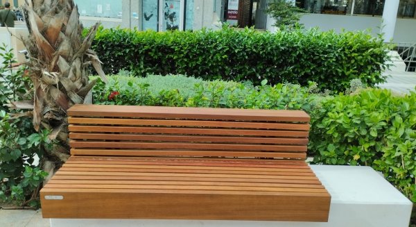 Torremolinos renueva 40 bancos públicos en Plaza Costa del Sol y Avenida Palma de Mallorca