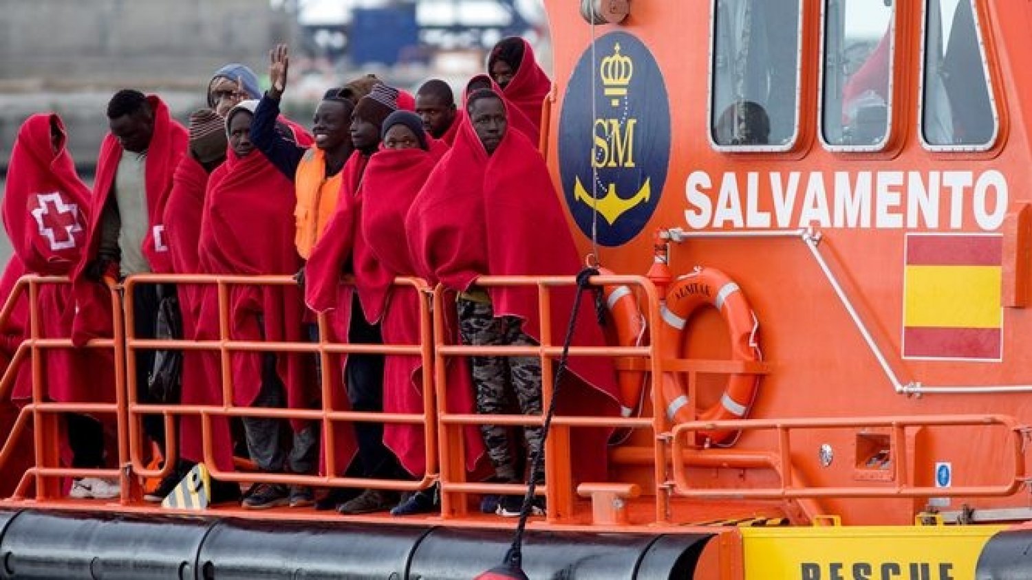 Trasladan a Málaga a 83 inmigrantes rescatados que iban en dos pateras