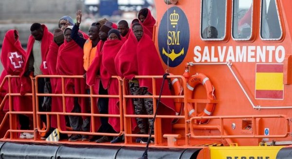 Trasladan a Málaga a 83 inmigrantes rescatados que iban en dos pateras