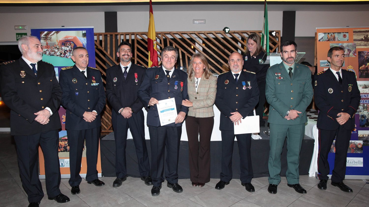 Marbella destaca la dedicación de los voluntarios de Protección Civil en la entrega de medallas a la agrupación