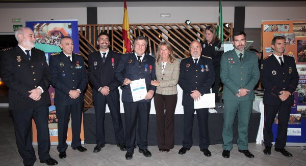 Marbella destaca la dedicación de los voluntarios de Protección Civil en la entrega de medallas a la agrupación