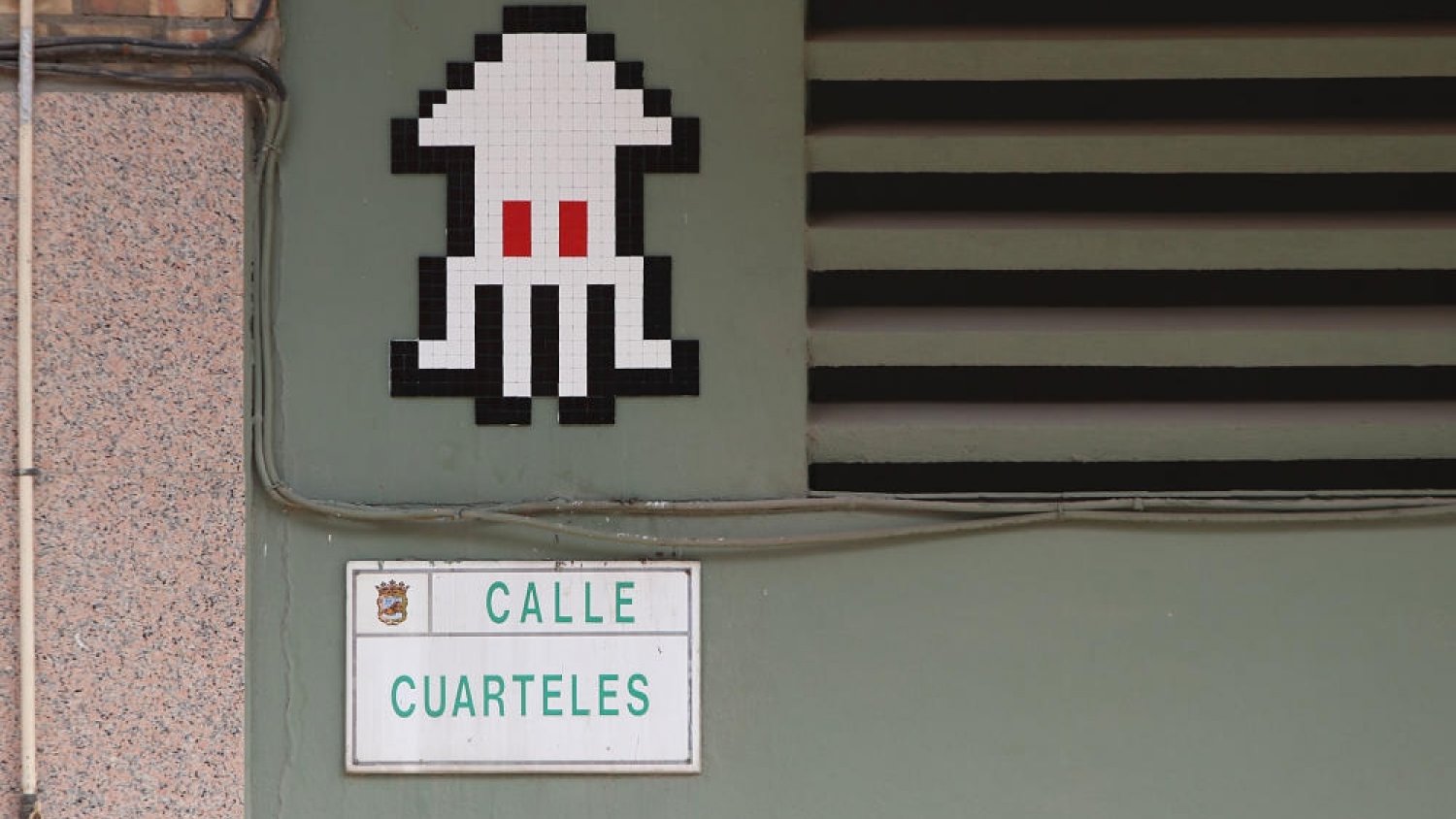 La Fiscalía se querella contra el director del CAC por los mosaicos de Invader