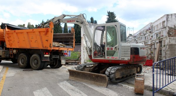Estepona realiza mejoras en el antiguo cementerio de La Lobilla