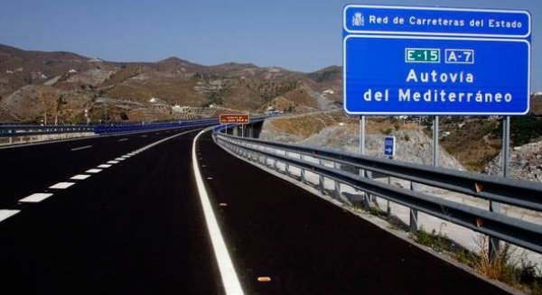 Un camión incendiado obliga a cortar un carril de la A-7 a la altura de Mijas