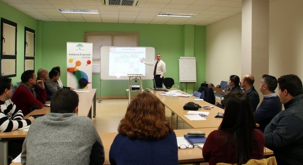 Unicaja imparte un taller sobre financiación a los emprendedores alojados en el CADE del PTA