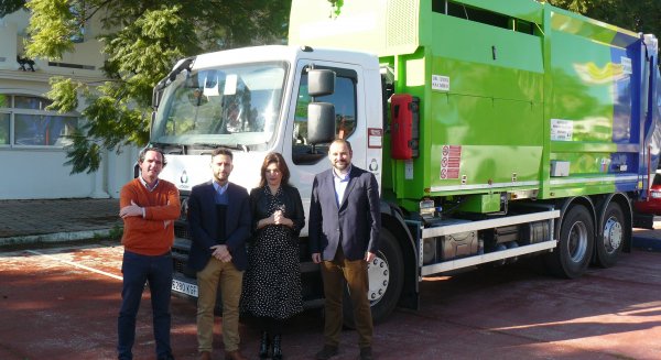 La Mancomunidad pone en escena el nuevo camión de recogida selectiva de envases ligeros