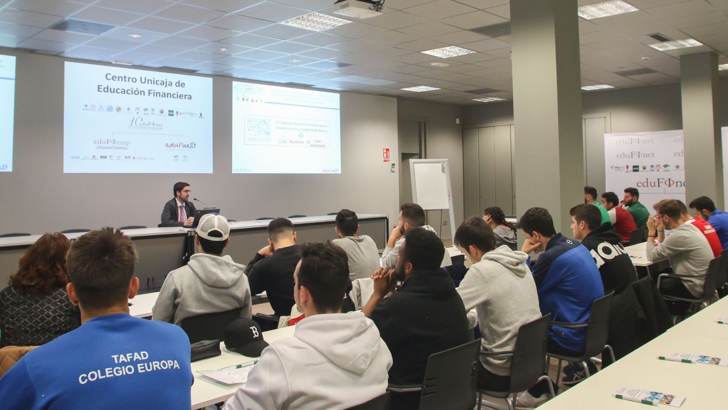Unicaja acerca la educación financiera a los estudiantes de Ciclos Formativos de Grado Superior