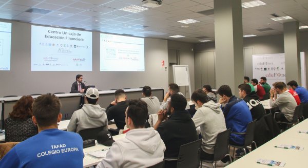 Unicaja acerca la educación financiera a los estudiantes de Ciclos Formativos de Grado Superior