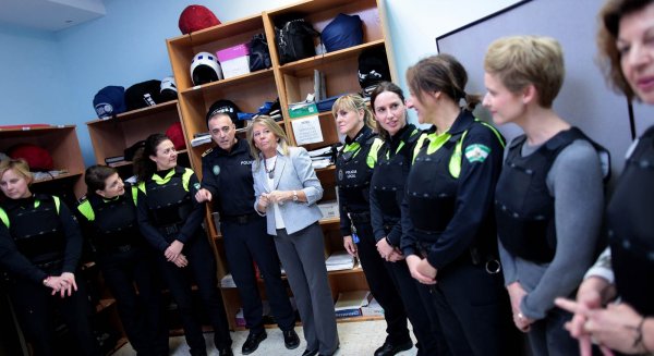 Marbella dota por primera vez de chalecos antibalas para mujeres a todas las agentes de la Policía Local