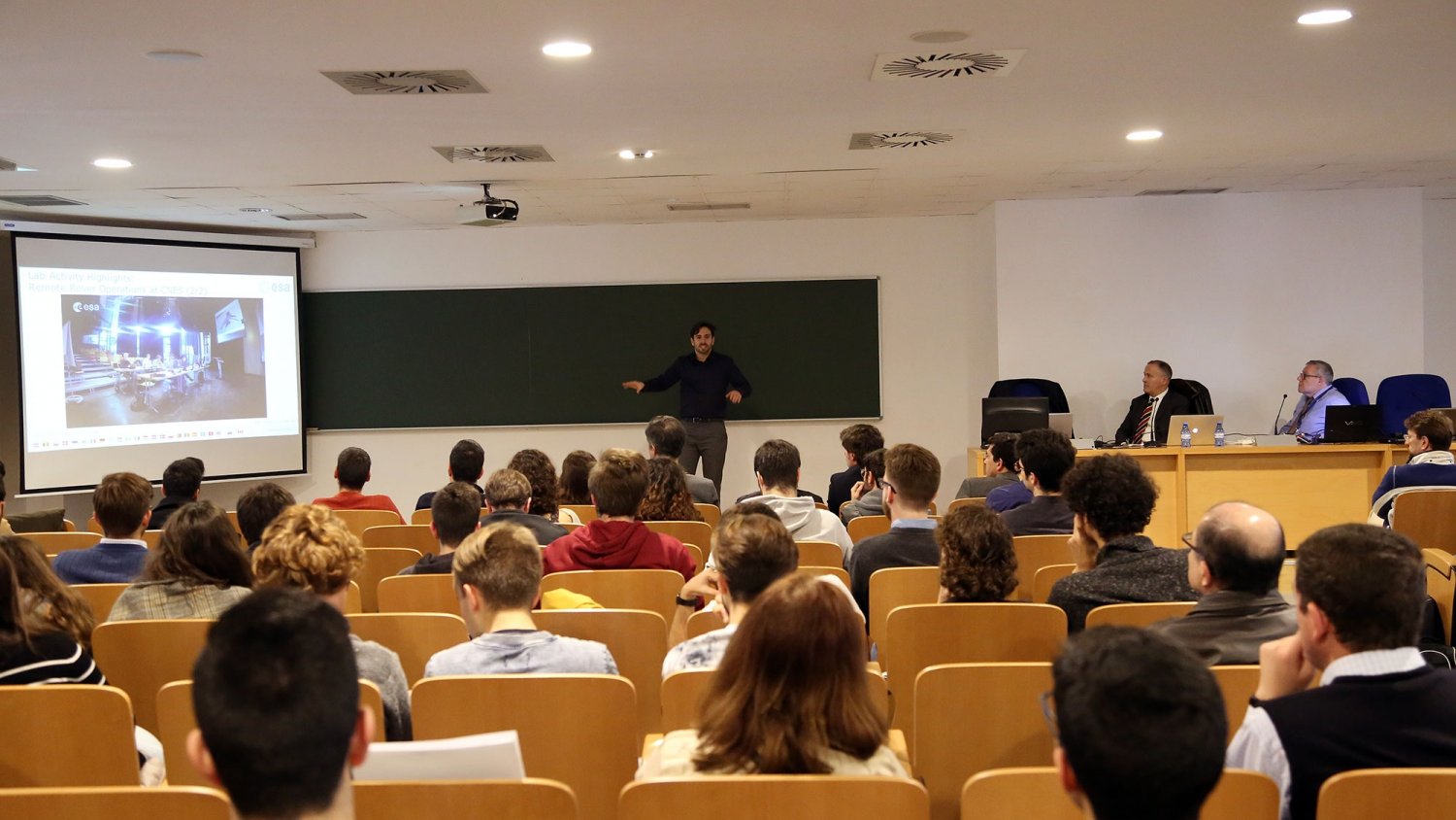 La robótica espacial se exhibe en la Escuela de Ingenierías Industriales