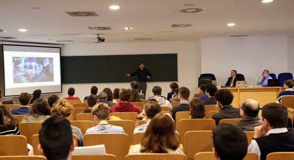 La robótica espacial se exhibe en la Escuela de Ingenierías Industriales