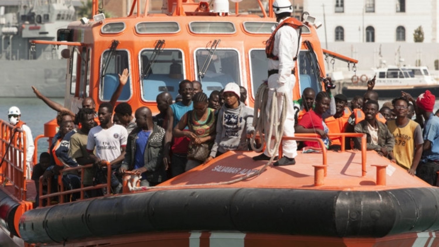 Rescatan a 14 personas de una patera en la costa de Málaga