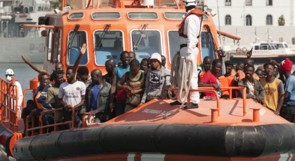 Rescatan a 14 personas de una patera en la costa de Málaga