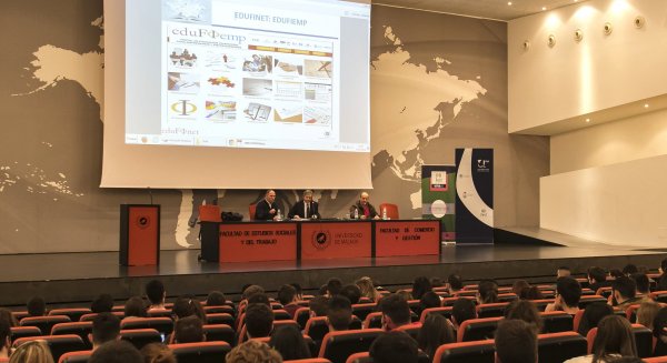 Unicaja acerca el sistema financiero y los productos para empresas a universitarios de Málaga