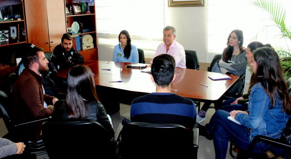 Estepona firma 22 nuevos contratos de los planes de empleo dirigidos a jóvenes y mayores de 30 años