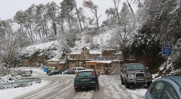 El temporal de nieve cubre el interior y desata una treintena de incidencias