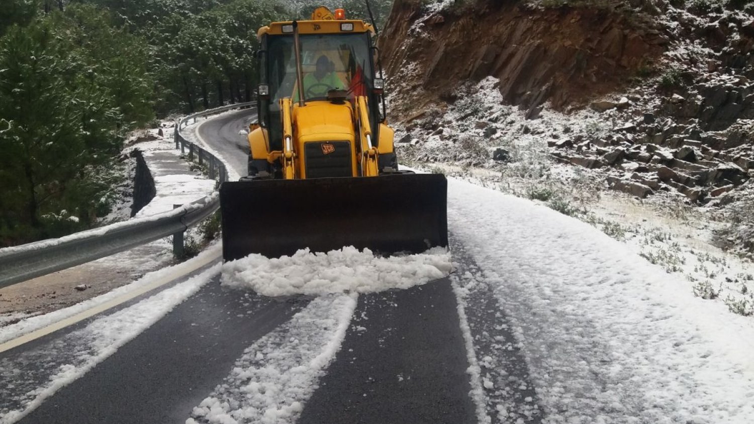 La Diputación actúa en una docena de carreteras de la Serranía y la Axarquía afectadas por la nieve