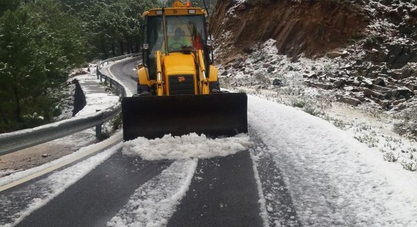 La Diputación actúa en una docena de carreteras de la Serranía y la Axarquía afectadas por la nieve