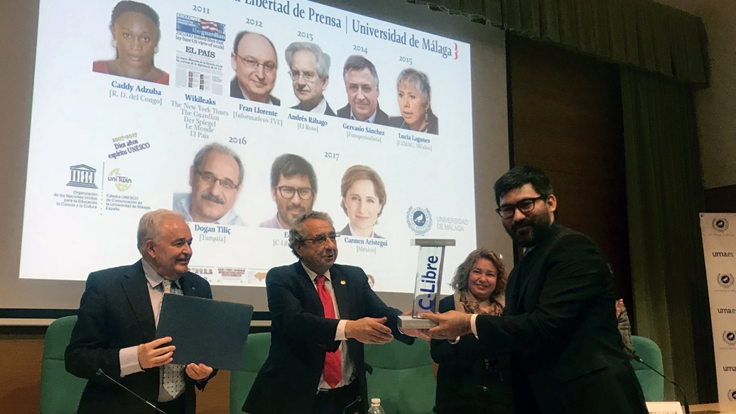 Eddy Tabora recibe en nombre de los periodistas hondureños el VII Premio Libertad de Prensa
