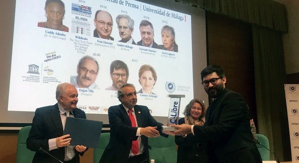 Eddy Tabora recibe en nombre de los periodistas hondureños el VII Premio Libertad de Prensa