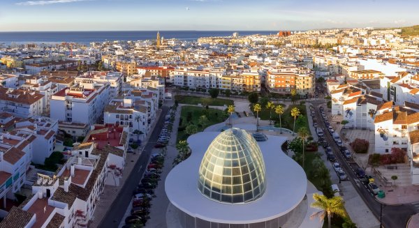 Un total de 79 empresas presentan ofertas para gestionar los servicios municipales de mantenimiento de playas y jardines y limpieza de edificios públicos