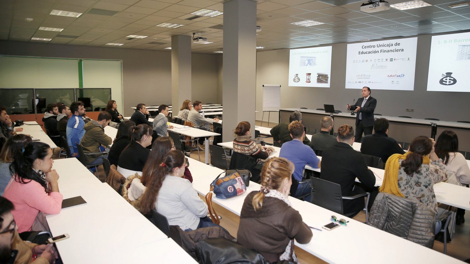 Unicaja traslada a emprendedores de Málaga diferentes vías de financiación para crear empresas