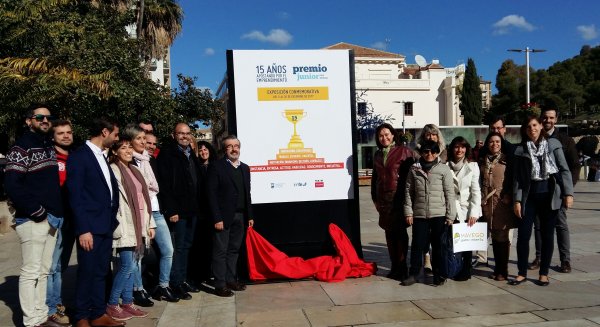La exposición de los 14 ganadores del Premio Junior para Empresas, disponible en calle Alcazabilla